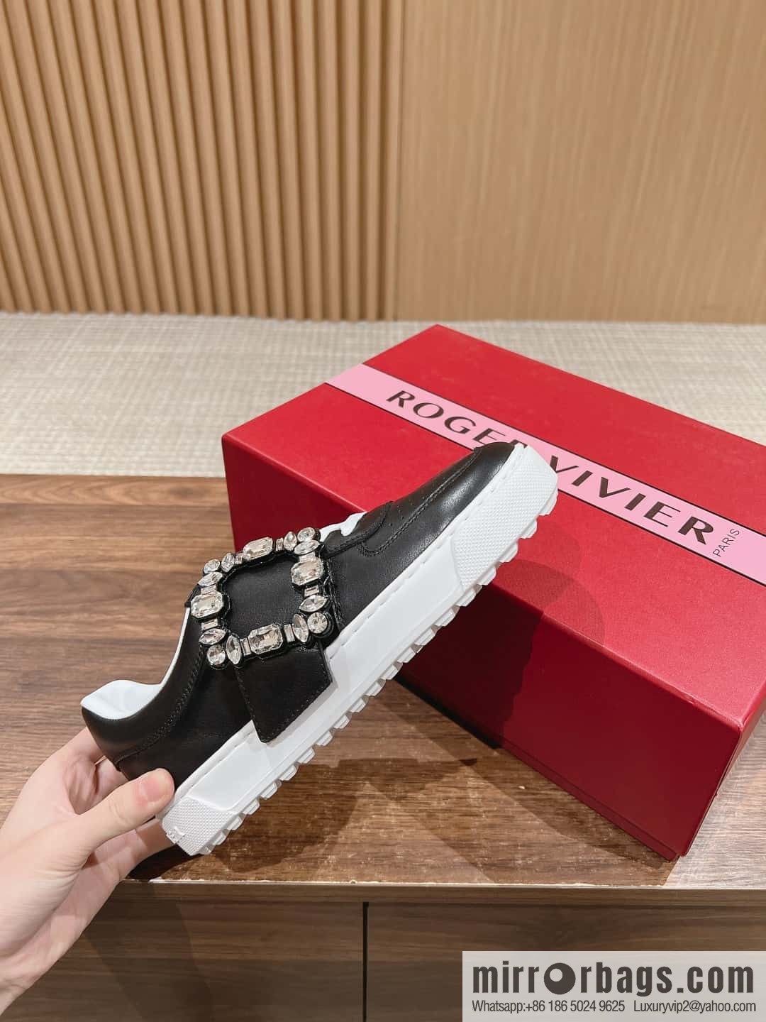 𝐑𝐨𝐠𝐞𝐫 𝐕𝐢𝐯𝐢𝐞𝐫# Roger Vivia's new Zhou Dongyu~ Tang Yan~ Linda's same RV square buckle white shoes