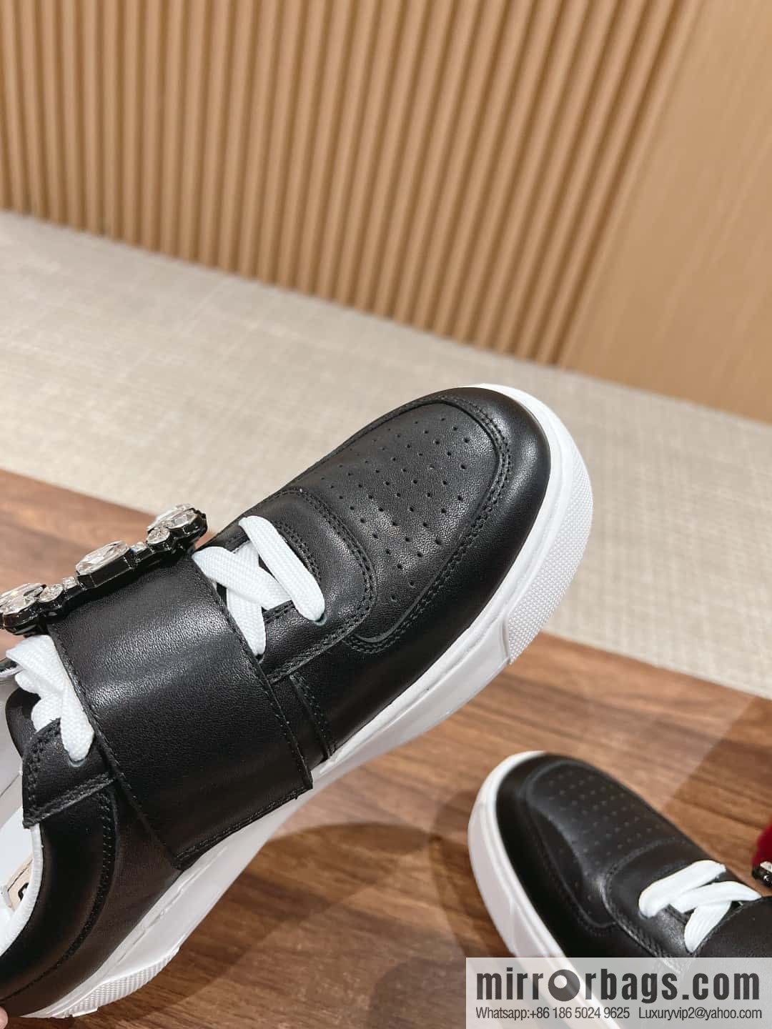 𝐑𝐨𝐠𝐞𝐫 𝐕𝐢𝐯𝐢𝐞𝐫# Roger Vivia's new Zhou Dongyu~ Tang Yan~ Linda's same RV square buckle white shoes