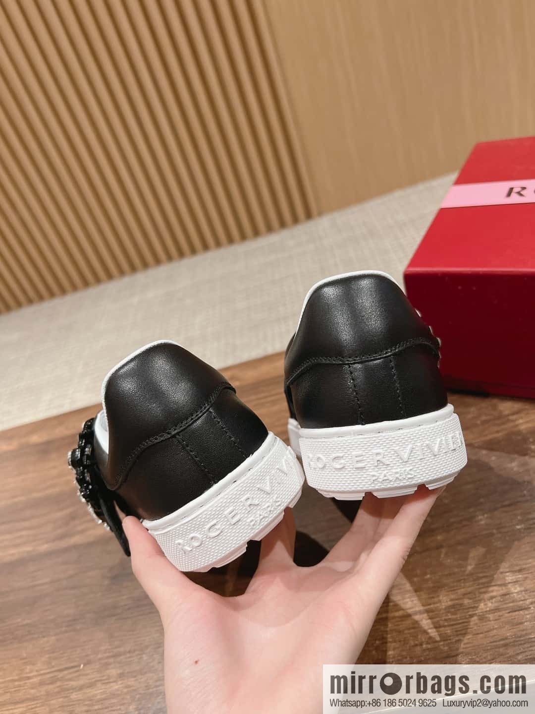𝐑𝐨𝐠𝐞𝐫 𝐕𝐢𝐯𝐢𝐞𝐫# Roger Vivia's new Zhou Dongyu~ Tang Yan~ Linda's same RV square buckle white shoes