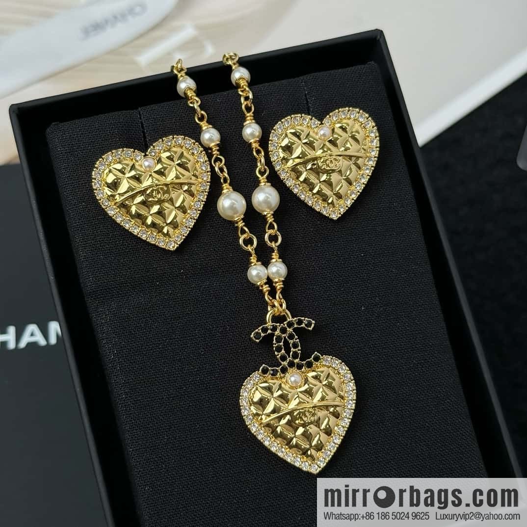 ❗️New ❗️ Chanel necklace ☀️ new ☑️ Chanel double c gold diamond peach heart love necklace ☀️