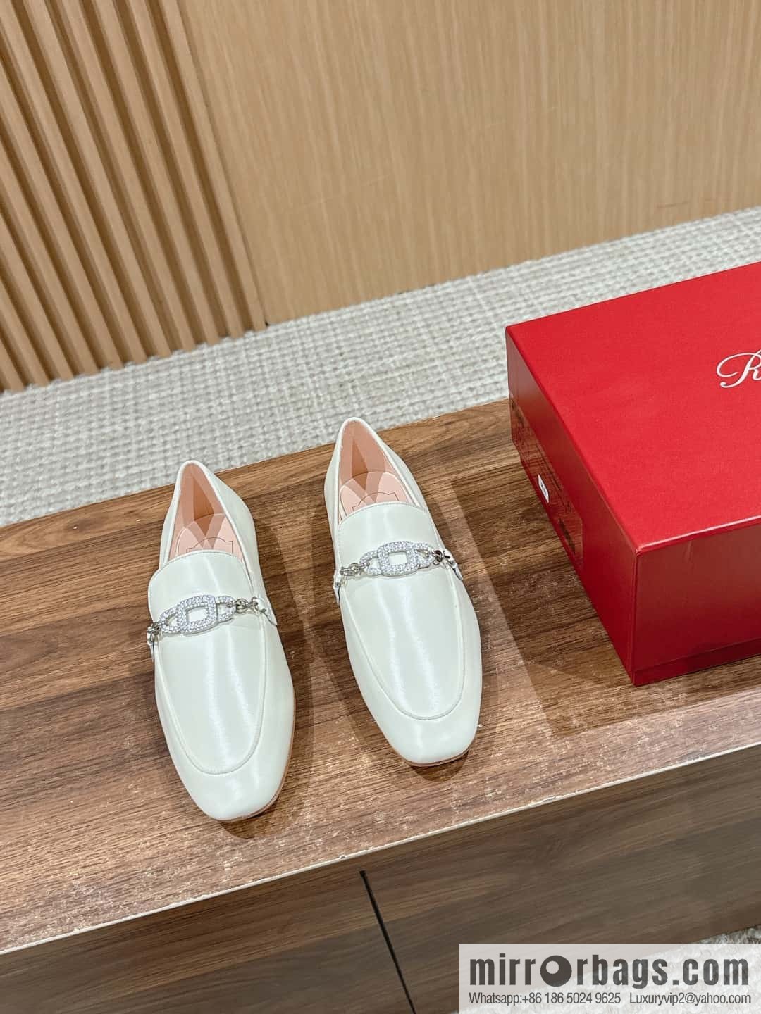 𝐑𝐨𝐠𝐞𝐫 𝐕𝐢𝐯𝐢𝐞𝐫 𝟮𝟬𝟮𝟰/𝐬𝐬 RV Roger Vivia's new one-pedal diamond buckle loafers