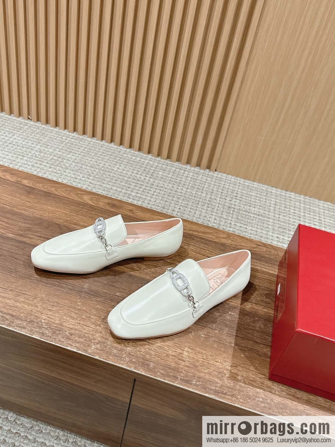 𝐑𝐨𝐠𝐞𝐫 𝐕𝐢𝐯𝐢𝐞𝐫 𝟮𝟬𝟮𝟰/𝐬𝐬 RV Roger Vivia's new one-pedal diamond buckle loafers