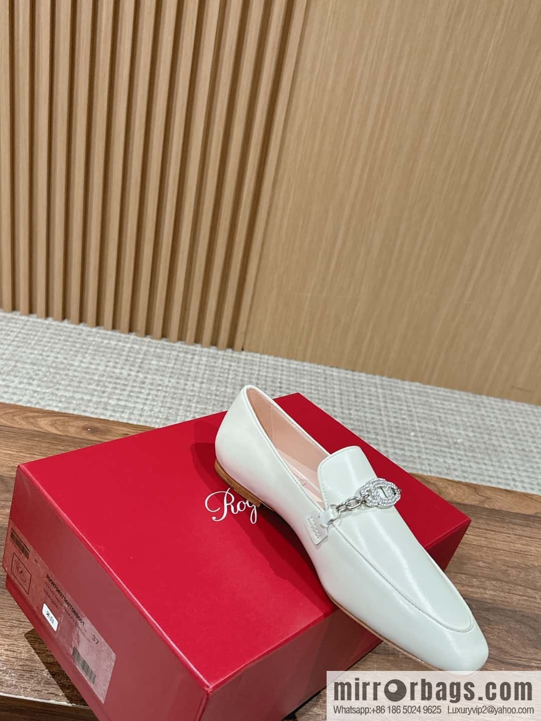 𝐑𝐨𝐠𝐞𝐫 𝐕𝐢𝐯𝐢𝐞𝐫 𝟮𝟬𝟮𝟰/𝐬𝐬 RV Roger Vivia's new one-pedal diamond buckle loafers