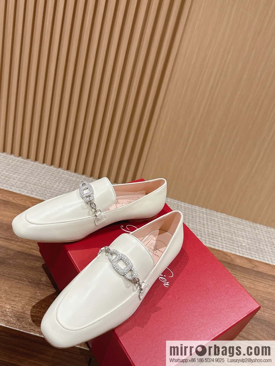 𝐑𝐨𝐠𝐞𝐫 𝐕𝐢𝐯𝐢𝐞𝐫 𝟮𝟬𝟮𝟰/𝐬𝐬 RV Roger Vivia's new one-pedal diamond buckle loafers