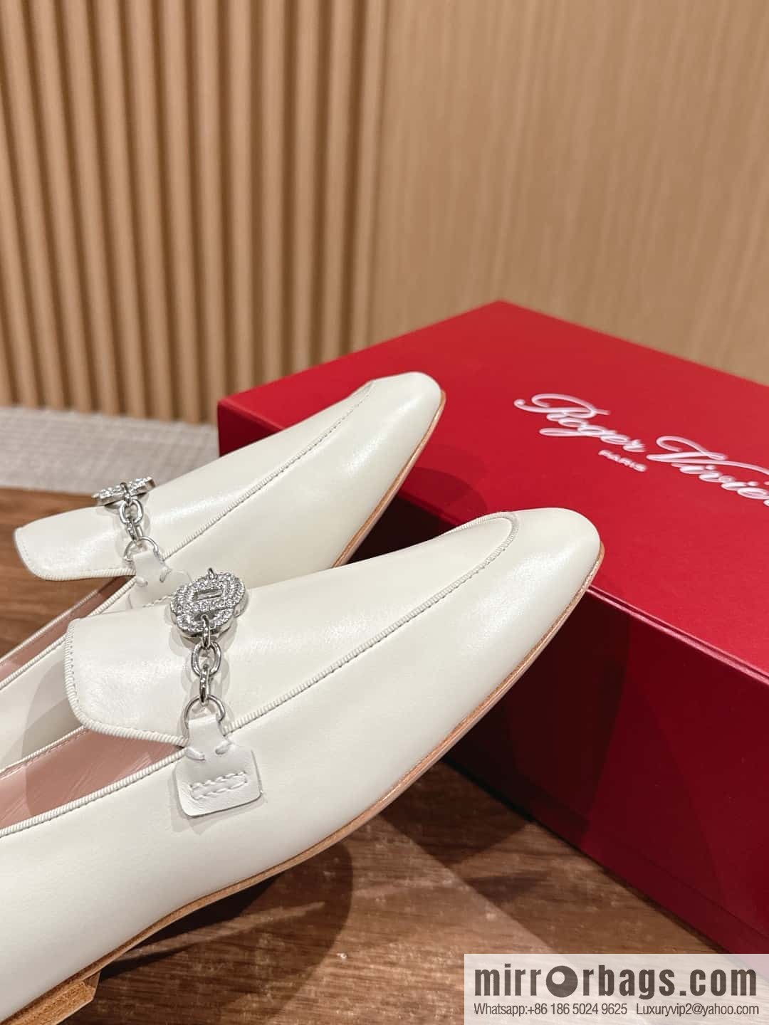 𝐑𝐨𝐠𝐞𝐫 𝐕𝐢𝐯𝐢𝐞𝐫 𝟮𝟬𝟮𝟰/𝐬𝐬 RV Roger Vivia's new one-pedal diamond buckle loafers