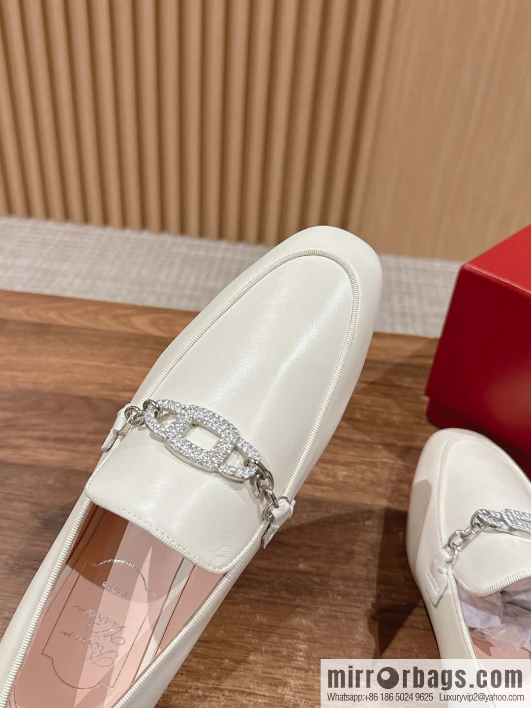 𝐑𝐨𝐠𝐞𝐫 𝐕𝐢𝐯𝐢𝐞𝐫 𝟮𝟬𝟮𝟰/𝐬𝐬 RV Roger Vivia's new one-pedal diamond buckle loafers
