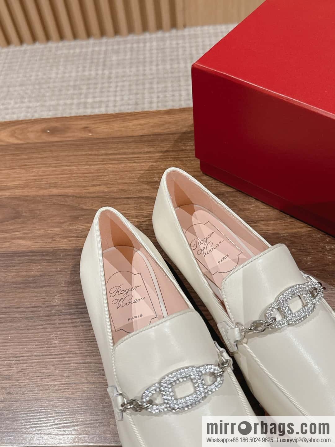 𝐑𝐨𝐠𝐞𝐫 𝐕𝐢𝐯𝐢𝐞𝐫 𝟮𝟬𝟮𝟰/𝐬𝐬 RV Roger Vivia's new one-pedal diamond buckle loafers