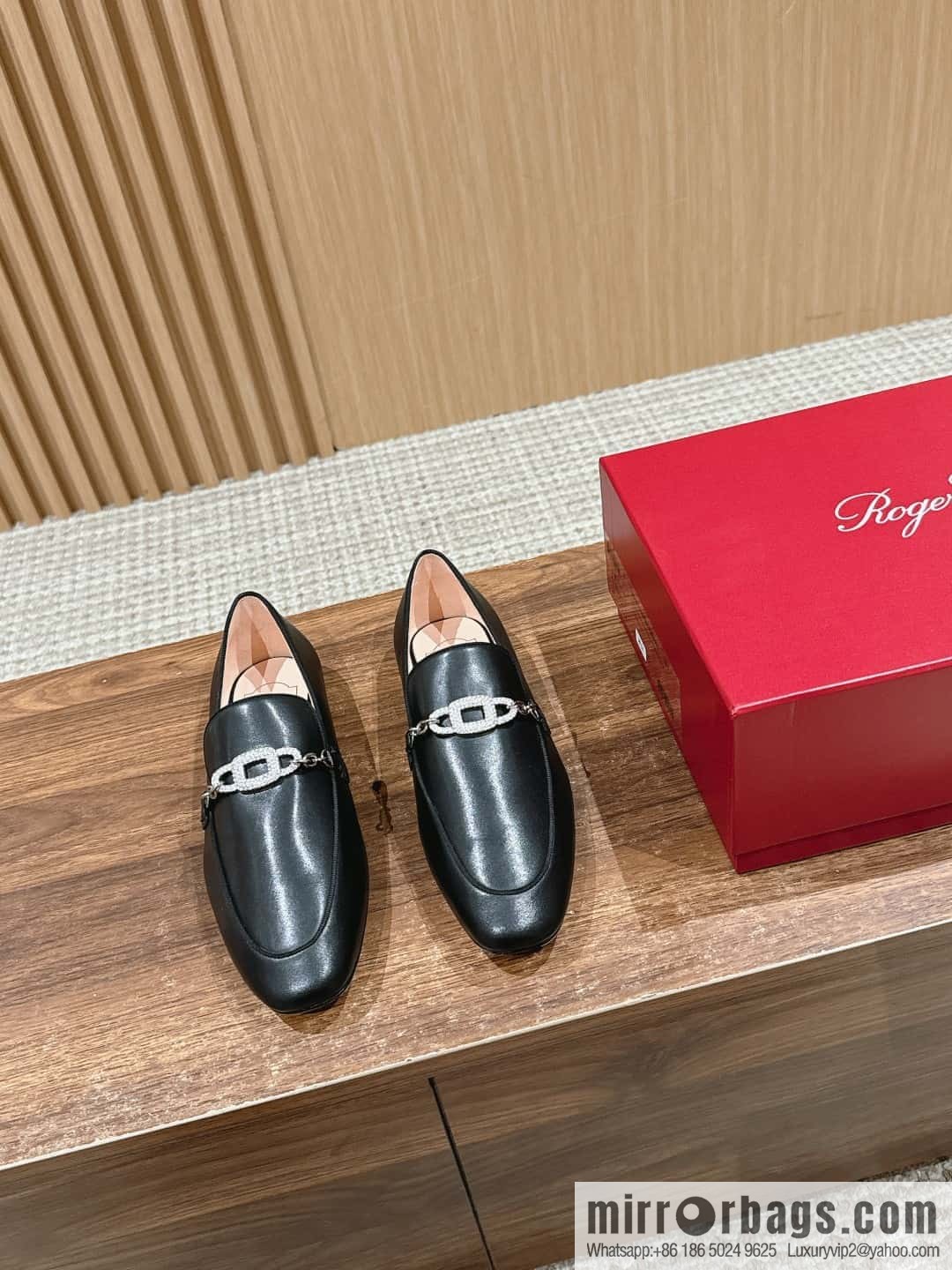𝐑𝐨𝐠𝐞𝐫 𝐕𝐢𝐯𝐢𝐞𝐫 𝟮𝟬𝟮𝟰/𝐬𝐬 RV Roger Vivia's new one-pedal diamond buckle loafers