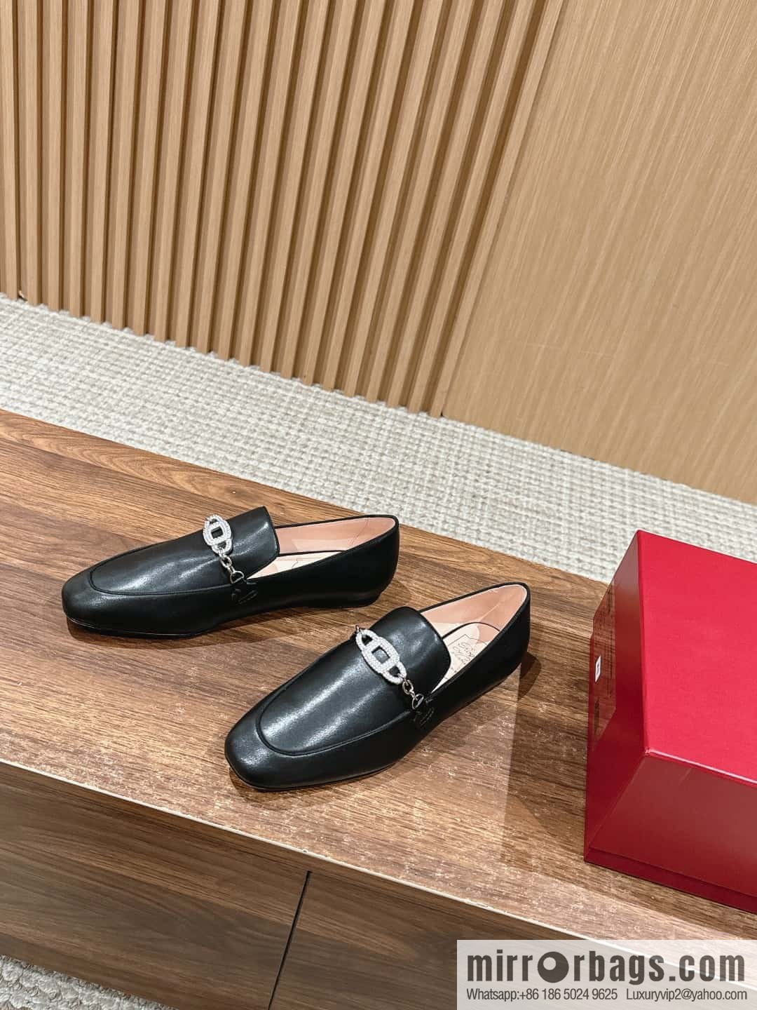 𝐑𝐨𝐠𝐞𝐫 𝐕𝐢𝐯𝐢𝐞𝐫 𝟮𝟬𝟮𝟰/𝐬𝐬 RV Roger Vivia's new one-pedal diamond buckle loafers