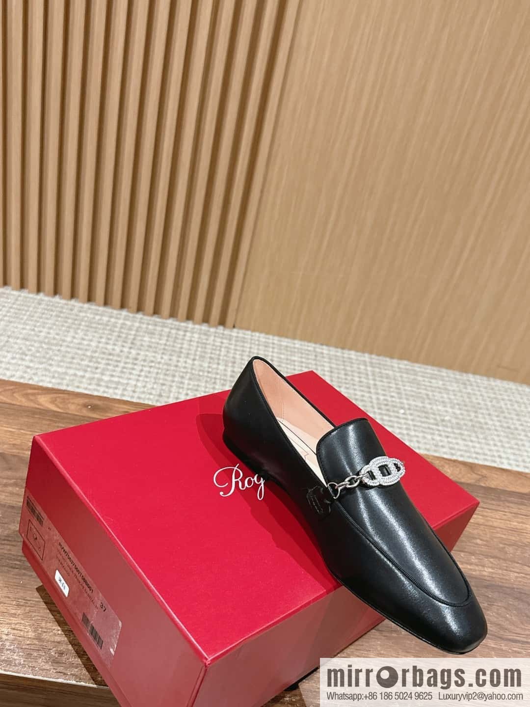 𝐑𝐨𝐠𝐞𝐫 𝐕𝐢𝐯𝐢𝐞𝐫 𝟮𝟬𝟮𝟰/𝐬𝐬 RV Roger Vivia's new one-pedal diamond buckle loafers