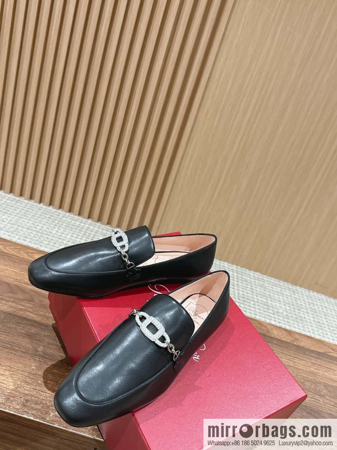 𝐑𝐨𝐠𝐞𝐫 𝐕𝐢𝐯𝐢𝐞𝐫 𝟮𝟬𝟮𝟰/𝐬𝐬 RV Roger Vivia's new one-pedal diamond buckle loafers