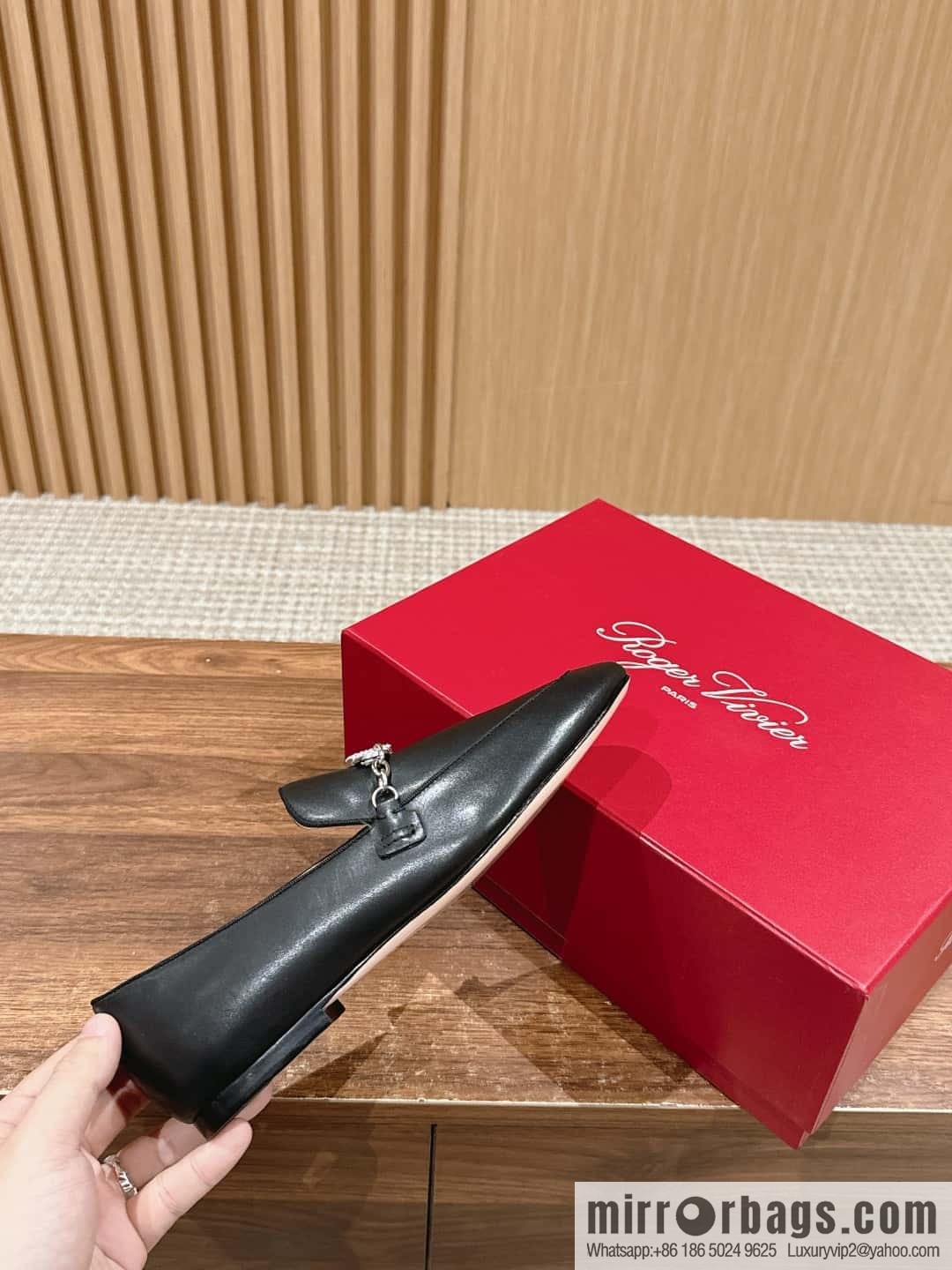𝐑𝐨𝐠𝐞𝐫 𝐕𝐢𝐯𝐢𝐞𝐫 𝟮𝟬𝟮𝟰/𝐬𝐬 RV Roger Vivia's new one-pedal diamond buckle loafers