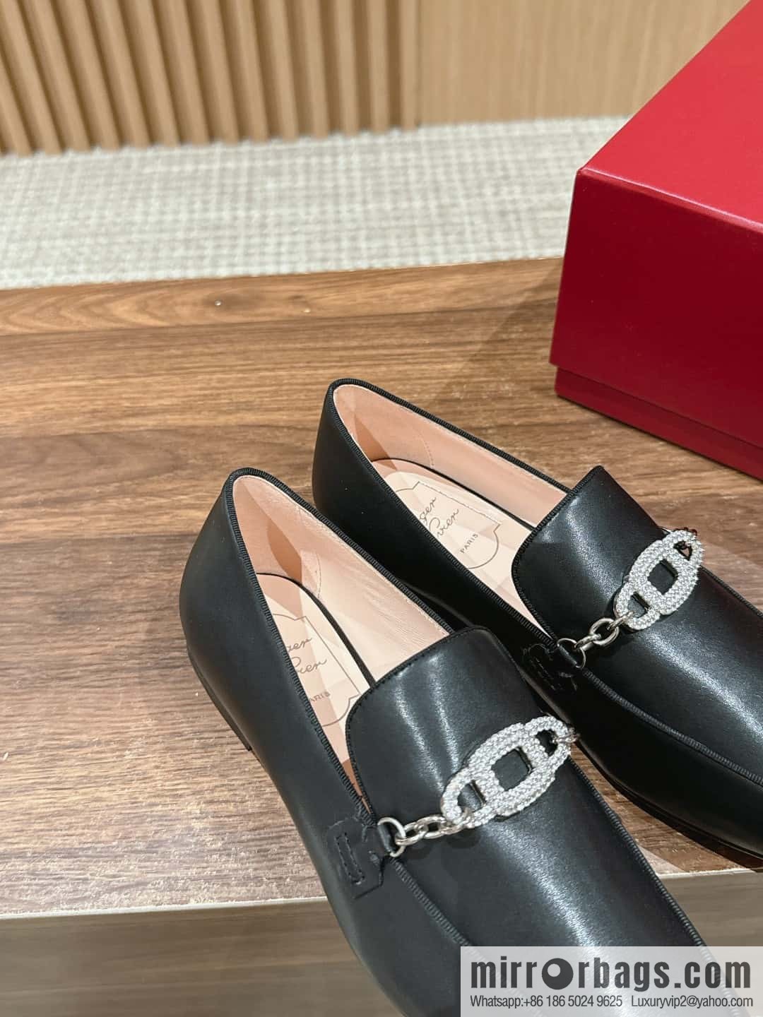 𝐑𝐨𝐠𝐞𝐫 𝐕𝐢𝐯𝐢𝐞𝐫 𝟮𝟬𝟮𝟰/𝐬𝐬 RV Roger Vivia's new one-pedal diamond buckle loafers