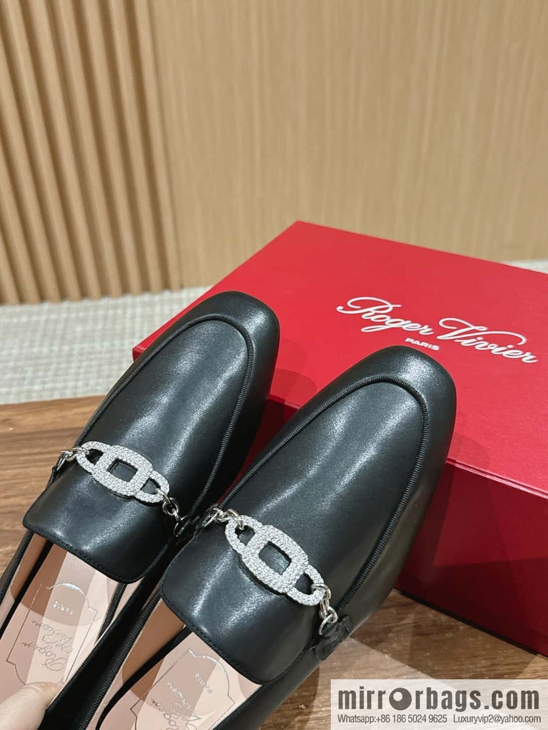 𝐑𝐨𝐠𝐞𝐫 𝐕𝐢𝐯𝐢𝐞𝐫 𝟮𝟬𝟮𝟰/𝐬𝐬 RV Roger Vivia's new one-pedal diamond buckle loafers