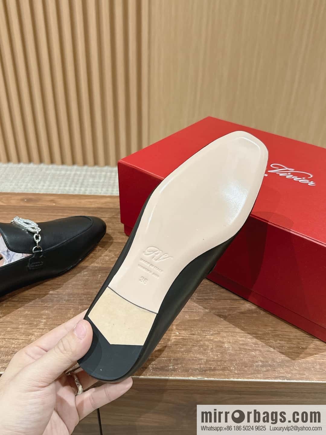 𝐑𝐨𝐠𝐞𝐫 𝐕𝐢𝐯𝐢𝐞𝐫 𝟮𝟬𝟮𝟰/𝐬𝐬 RV Roger Vivia's new one-pedal diamond buckle loafers