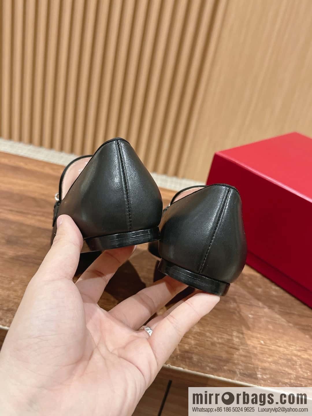 𝐑𝐨𝐠𝐞𝐫 𝐕𝐢𝐯𝐢𝐞𝐫 𝟮𝟬𝟮𝟰/𝐬𝐬 RV Roger Vivia's new one-pedal diamond buckle loafers
