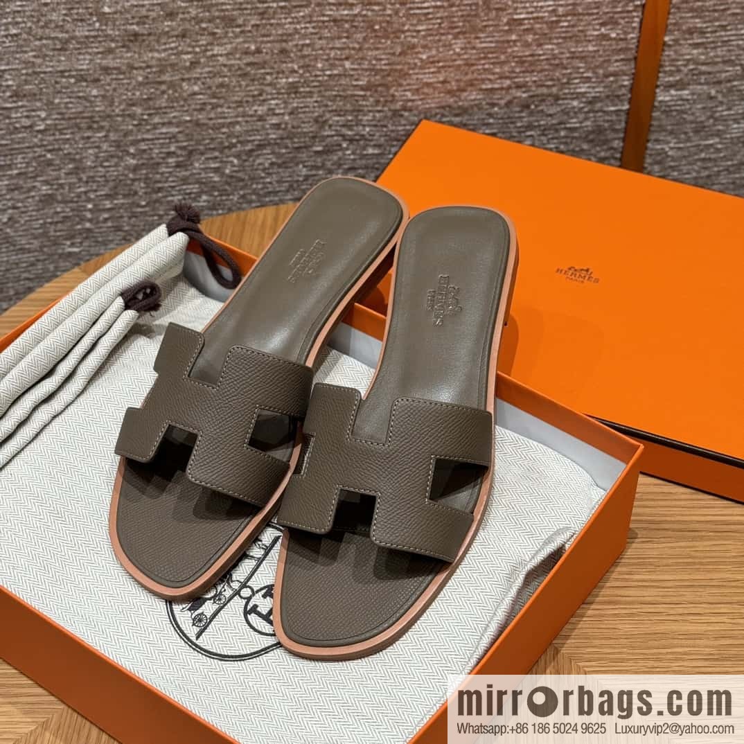 HERMES 181 Oran Slippers 18/Etoupe/Elephant Grey Epsom/Palmprint