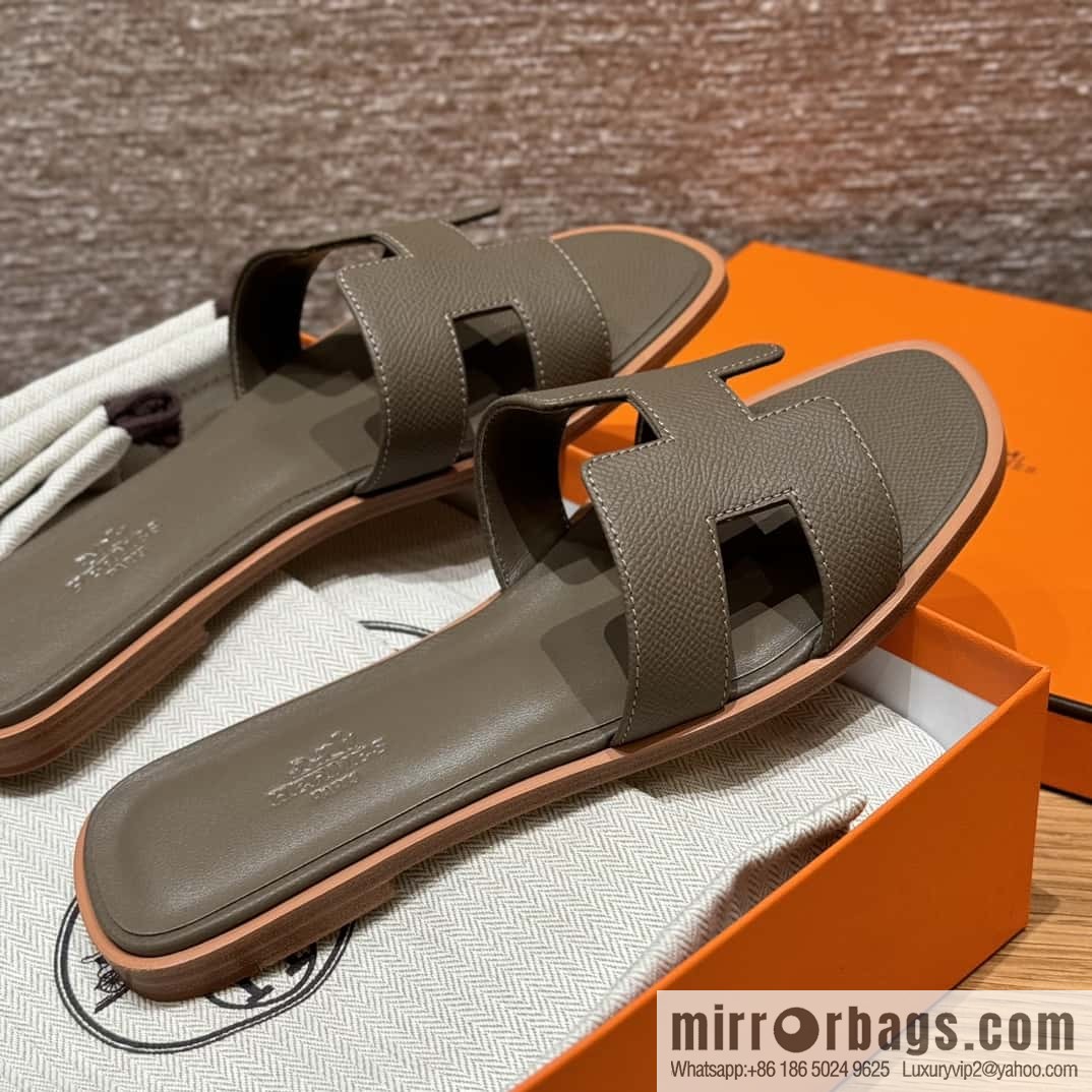 HERMES 181 Oran Slippers 18/Etoupe/Elephant Grey Epsom/Palmprint