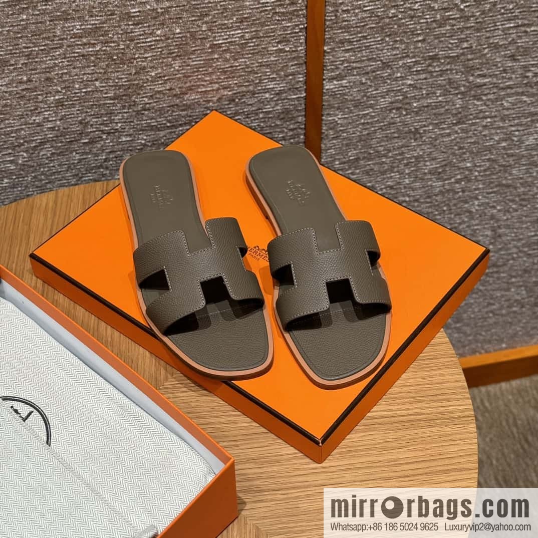 HERMES 181 Oran Slippers 18/Etoupe/Elephant Grey Epsom/Palmprint