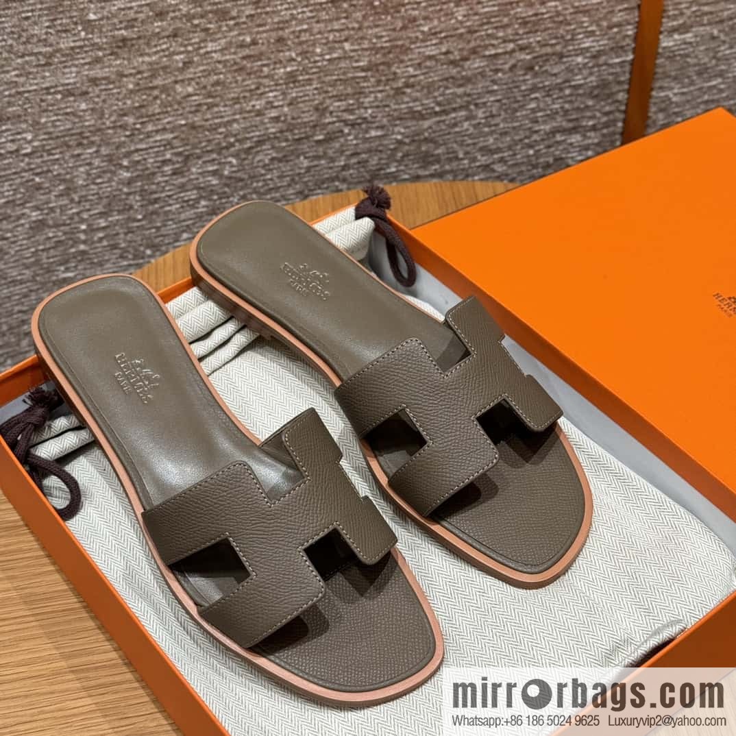 HERMES 181 Oran Slippers 18/Etoupe/Elephant Grey Epsom/Palmprint