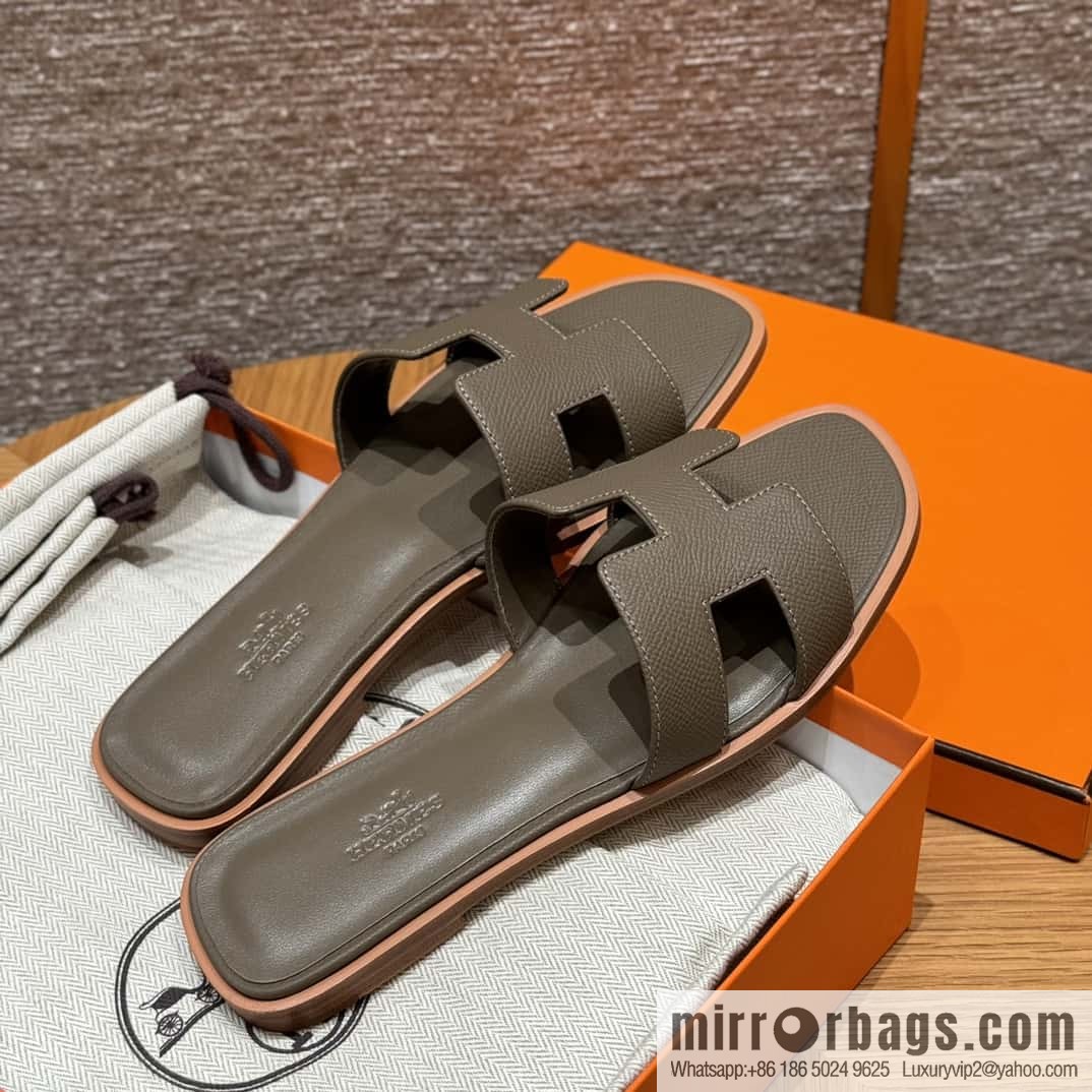 HERMES 181 Oran Slippers 18/Etoupe/Elephant Grey Epsom/Palmprint