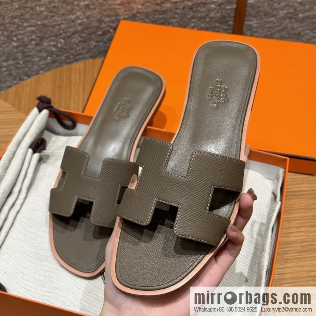 HERMES 181 Oran Slippers 18/Etoupe/Elephant Grey Epsom/Palmprint
