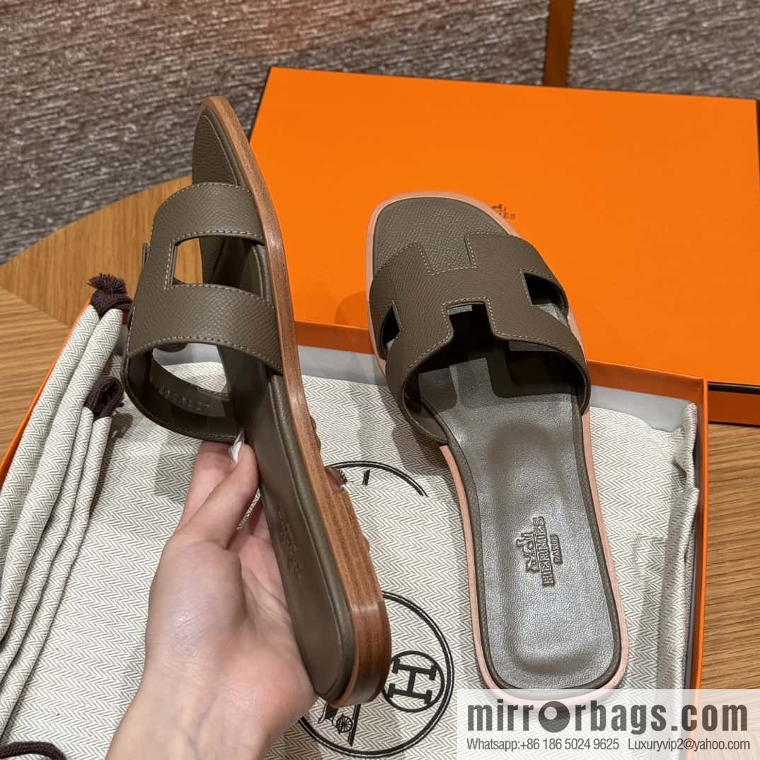 HERMES 181 Oran Slippers 18/Etoupe/Elephant Grey Epsom/Palmprint