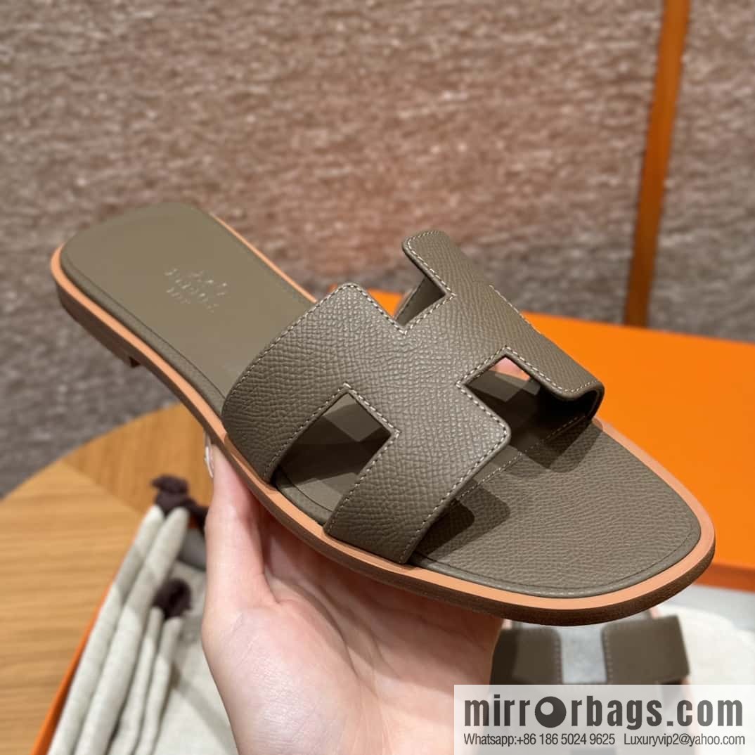 HERMES 181 Oran Slippers 18/Etoupe/Elephant Grey Epsom/Palmprint