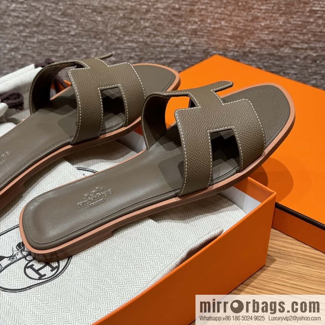 HERMES 181 Oran Slippers 18/Etoupe/Elephant Grey Epsom/Palmprint (Copy)