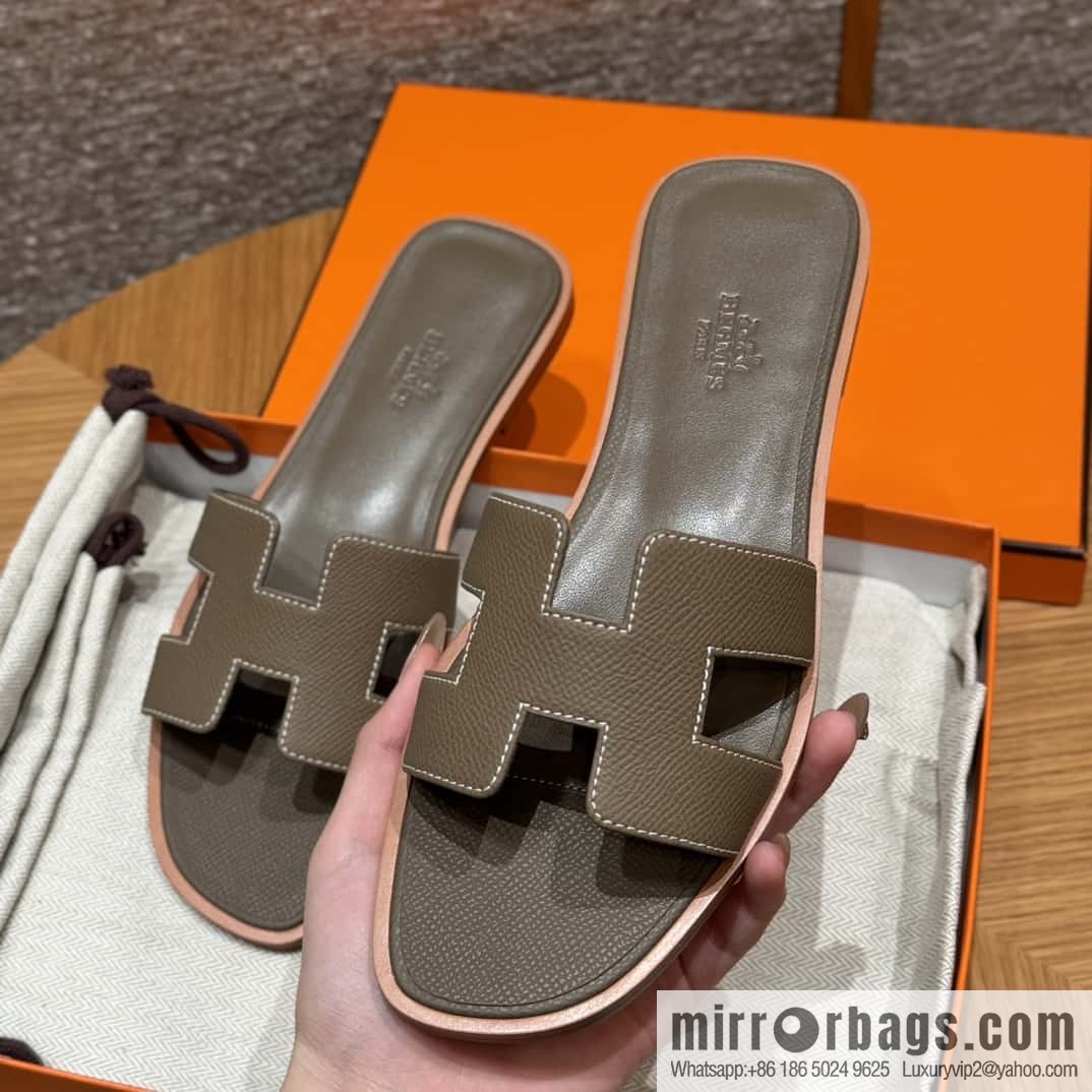 HERMES 181 Oran Slippers 18/Etoupe/Elephant Grey Epsom/Palmprint (Copy)