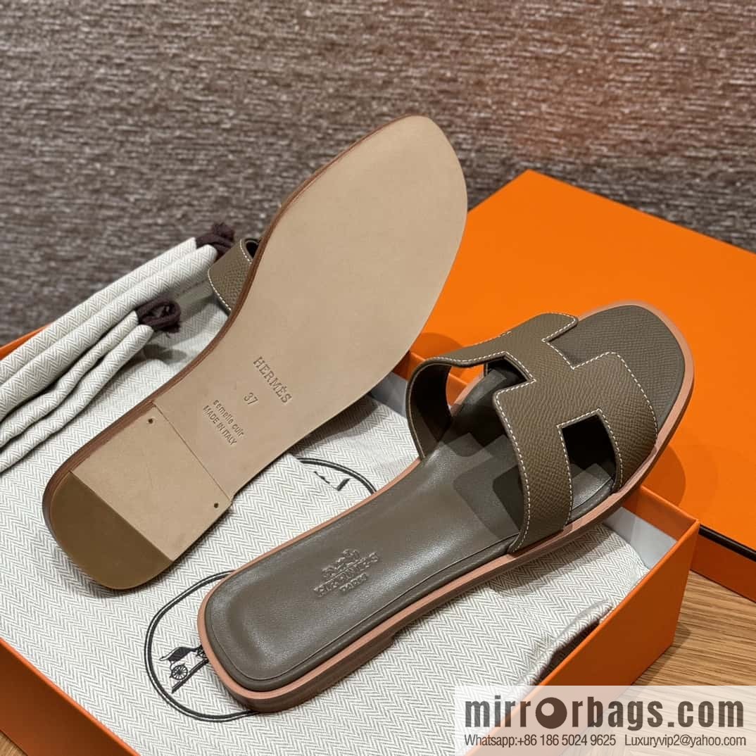 HERMES 181 Oran Slippers 18/Etoupe/Elephant Grey Epsom/Palmprint (Copy)