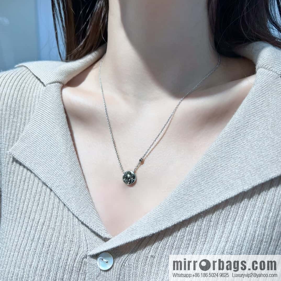 ❗️New ❗️ ☀ Original ☀ Louis Vuitton Louis Vuitton rhombus gray shell necklace ☀