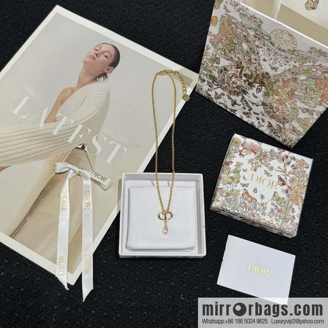 New ☑️ DIOR CD Pink Pearl Necklace