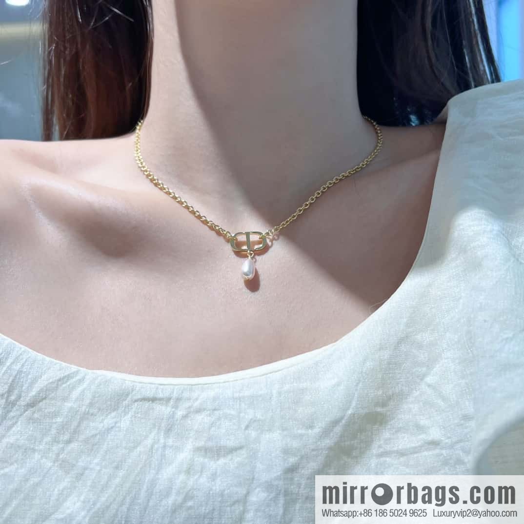 New ☑️ DIOR CD Pink Pearl Necklace