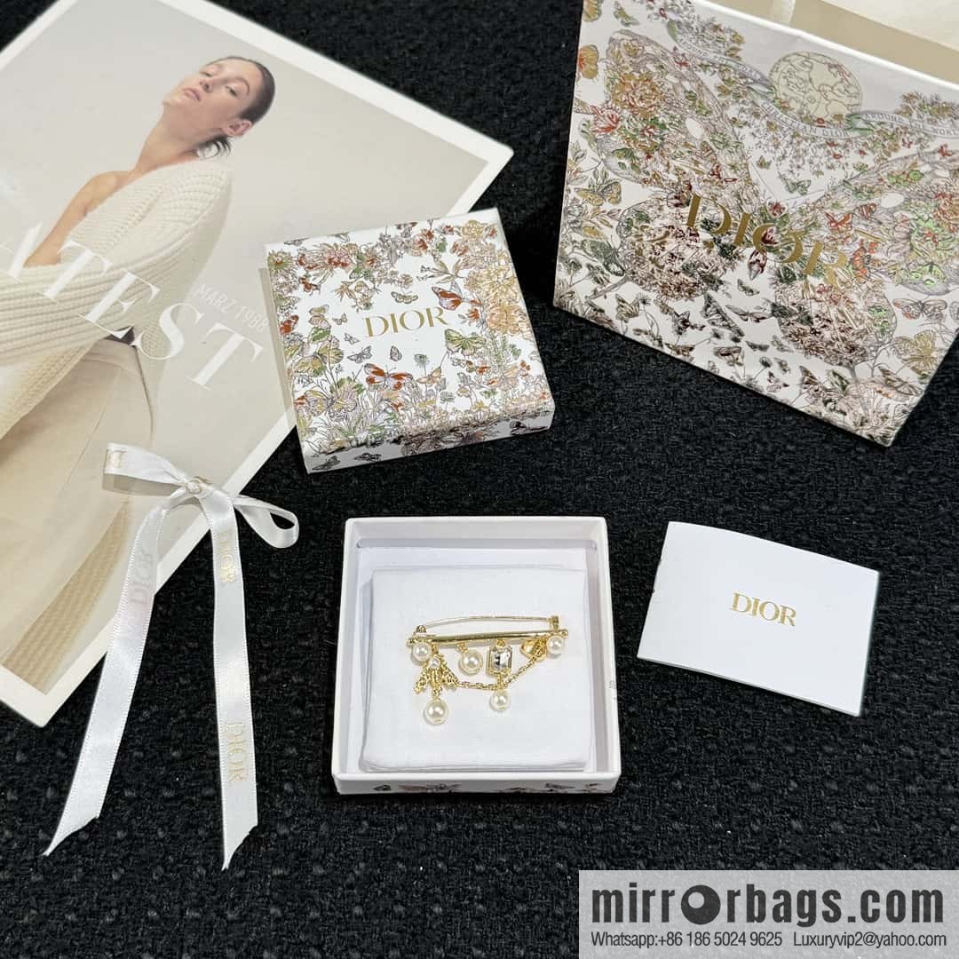 New ☑️ DIOR Bee Pearl Brooch