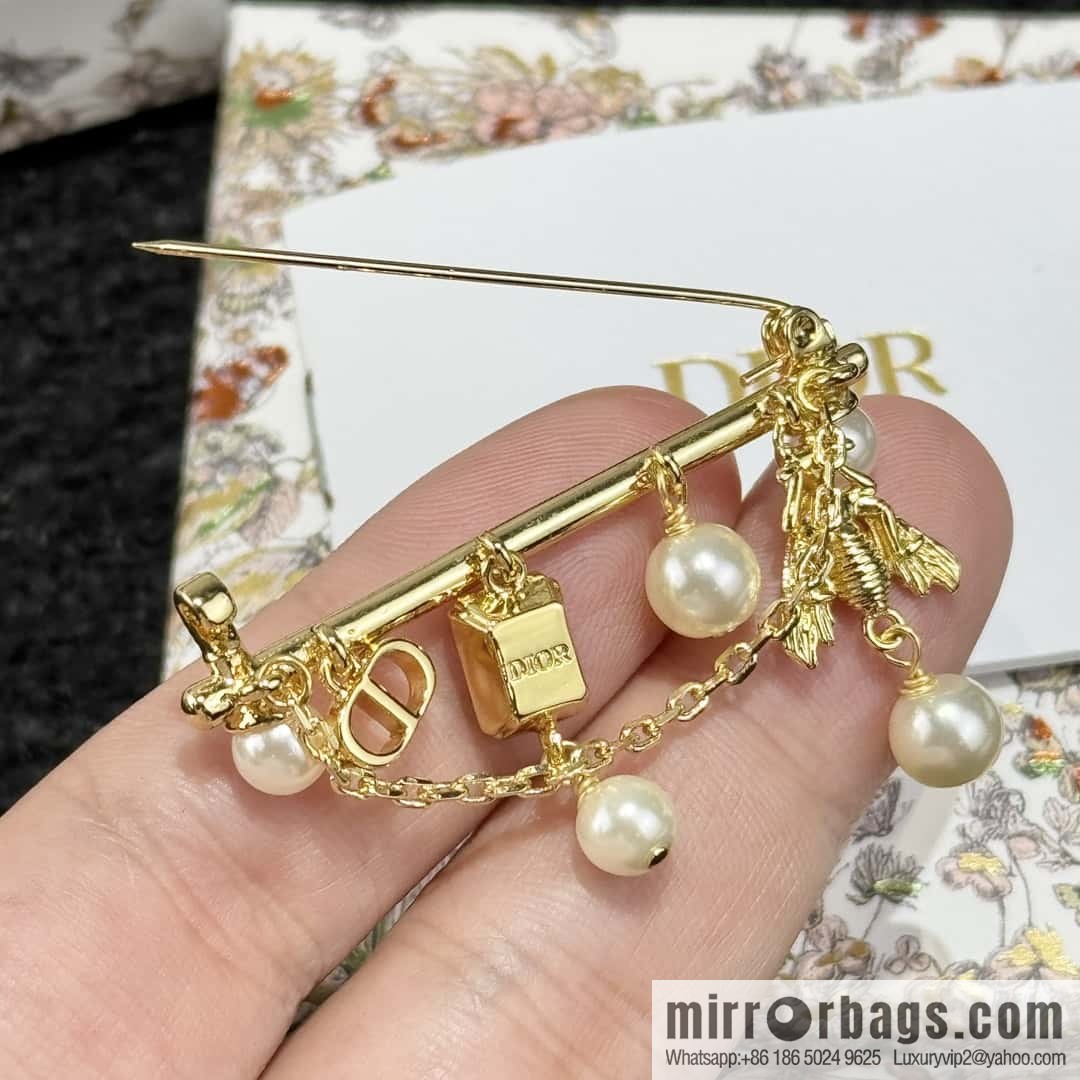 New ☑️ DIOR Bee Pearl Brooch