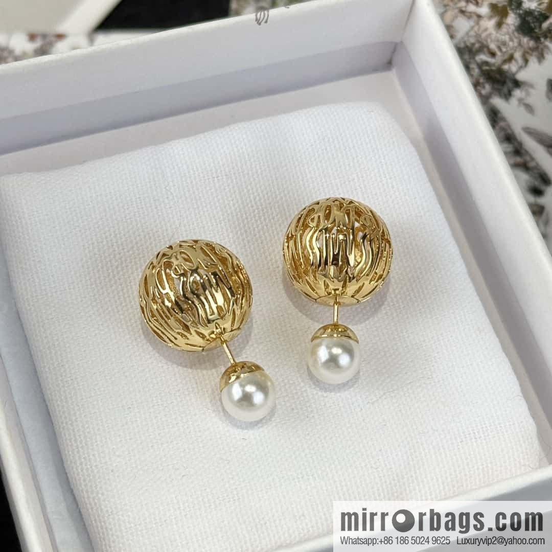New ☑️ DIOR pearl hollow stud earrings