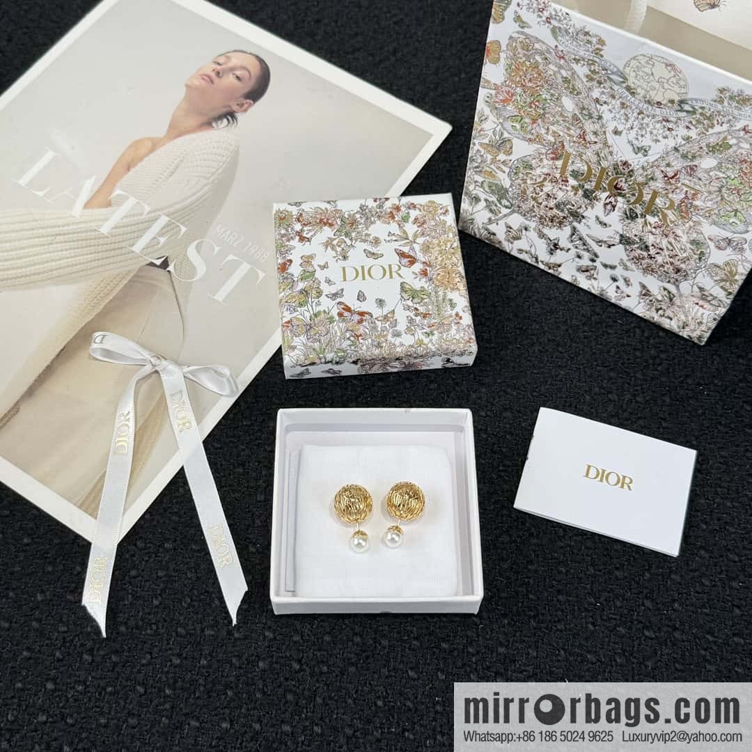 New ☑️ DIOR pearl hollow stud earrings