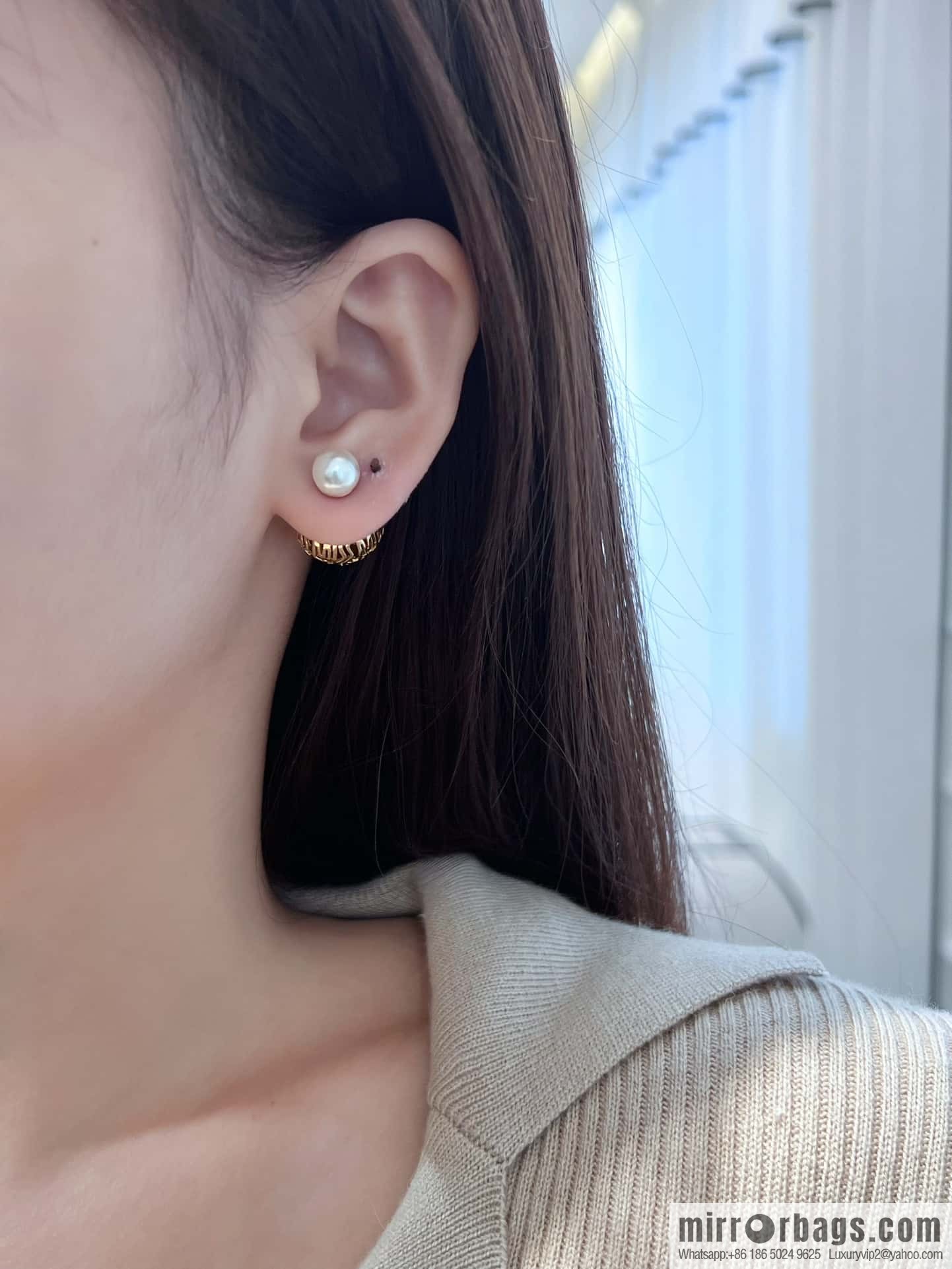 New ☑️ DIOR pearl hollow stud earrings