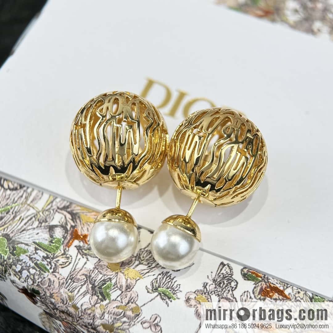 New ☑️ DIOR pearl hollow stud earrings