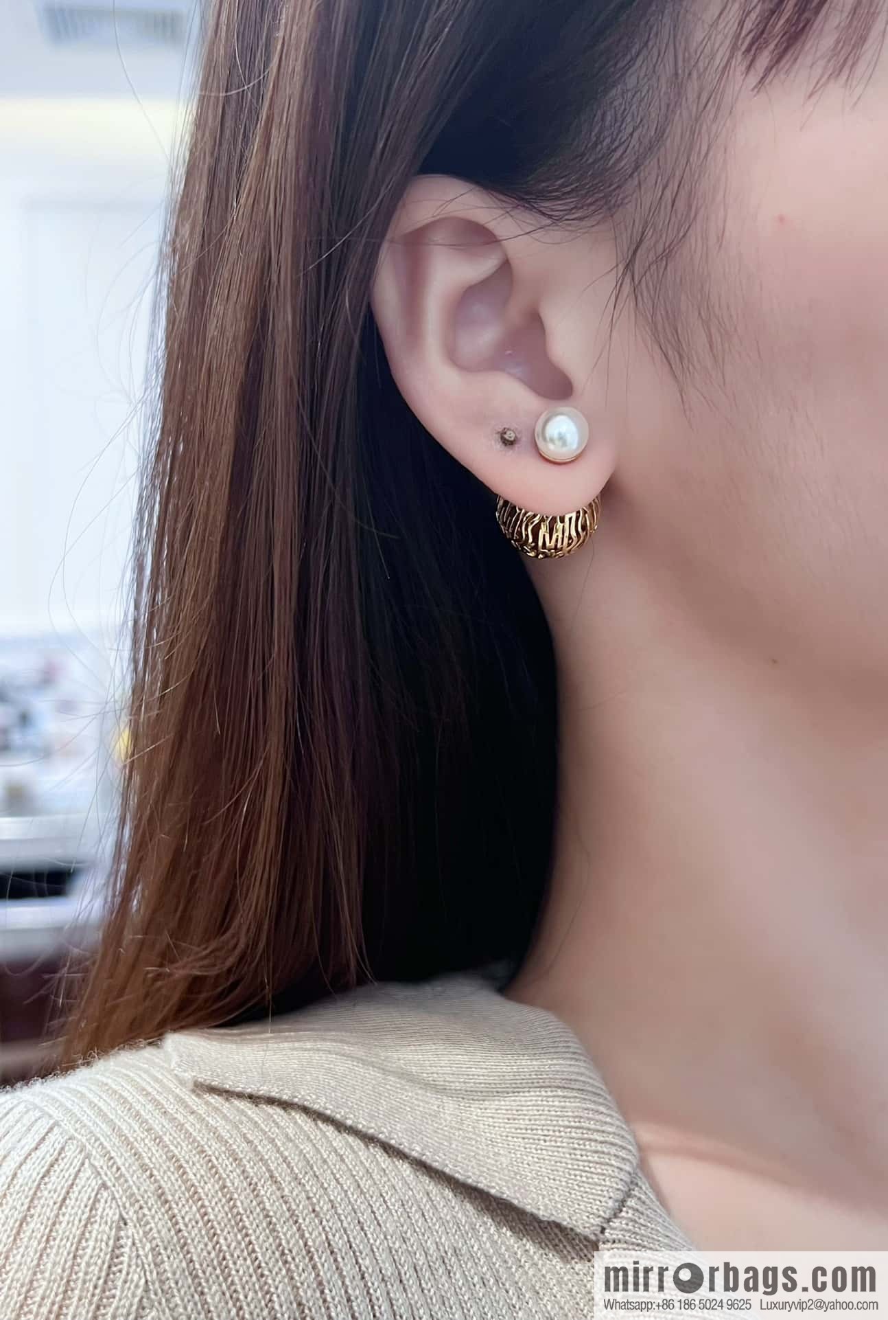 New ☑️ DIOR pearl hollow stud earrings