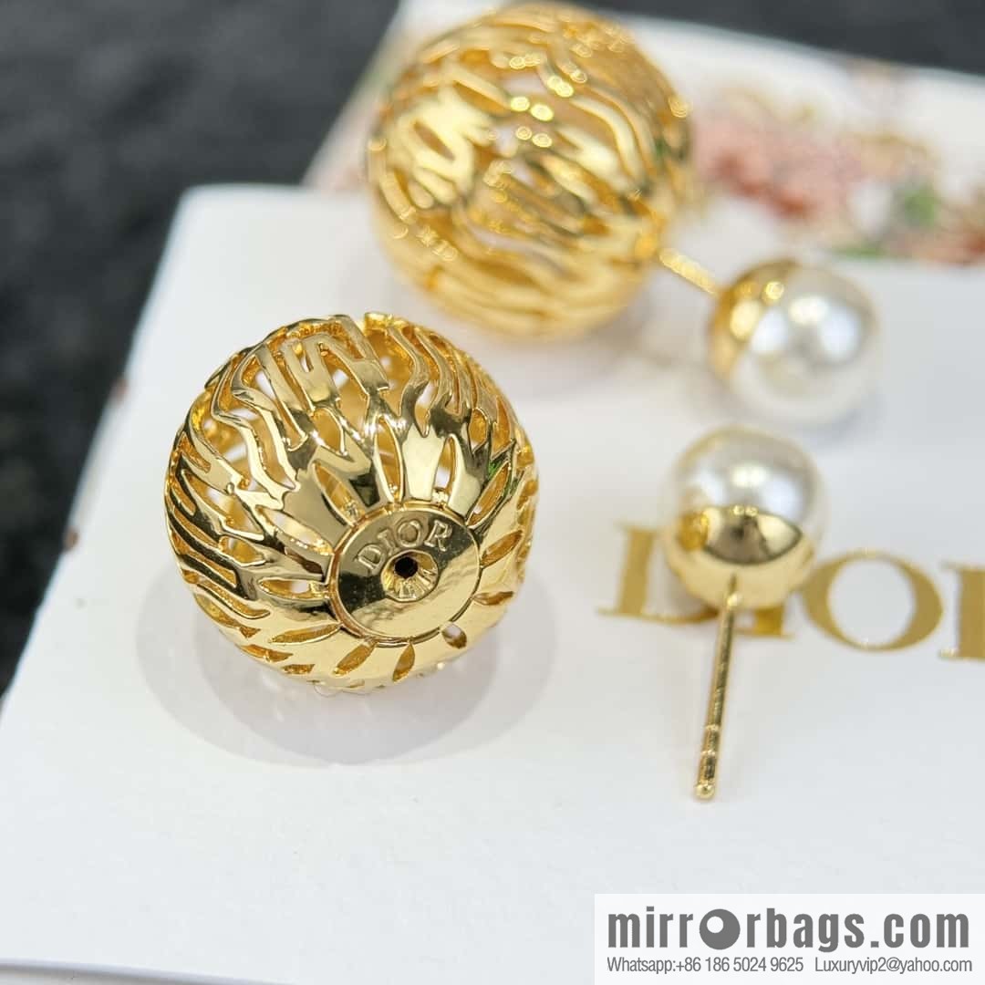 New ☑️ DIOR pearl hollow stud earrings