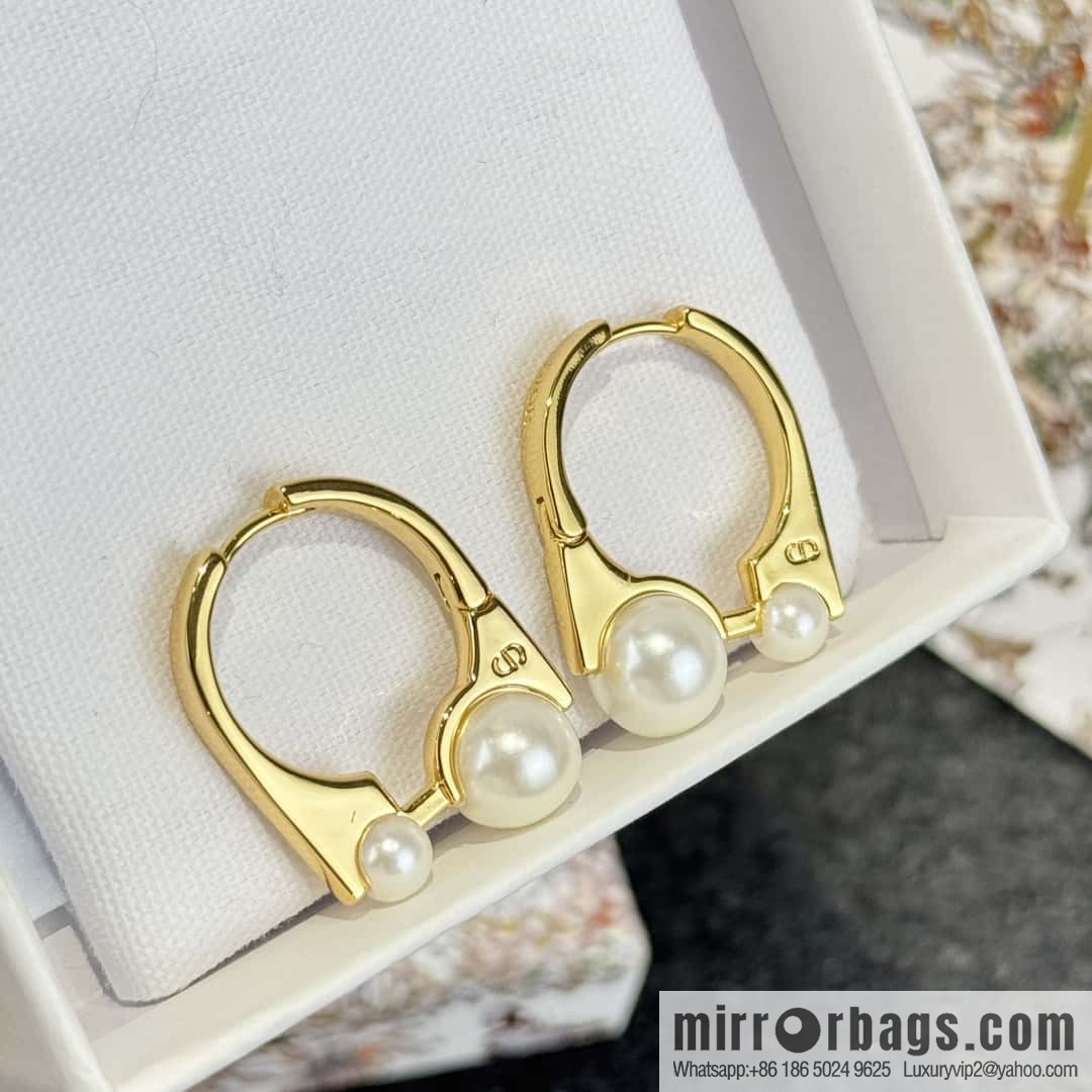 New ☑️ DIOR pearl stud earrings