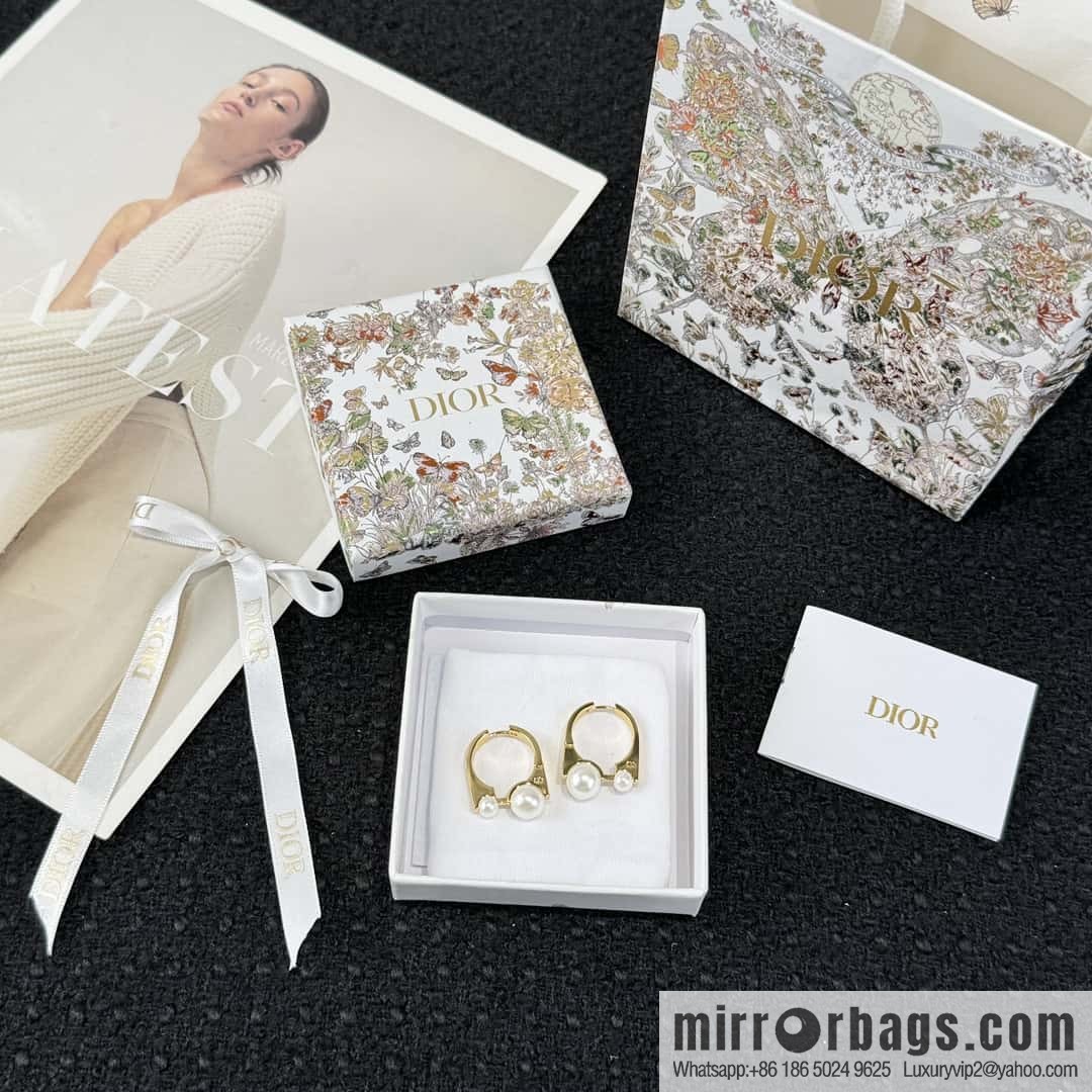New ☑️ DIOR pearl stud earrings