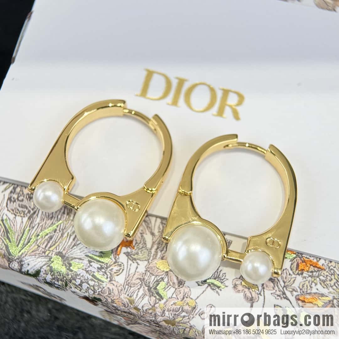 New ☑️ DIOR pearl stud earrings