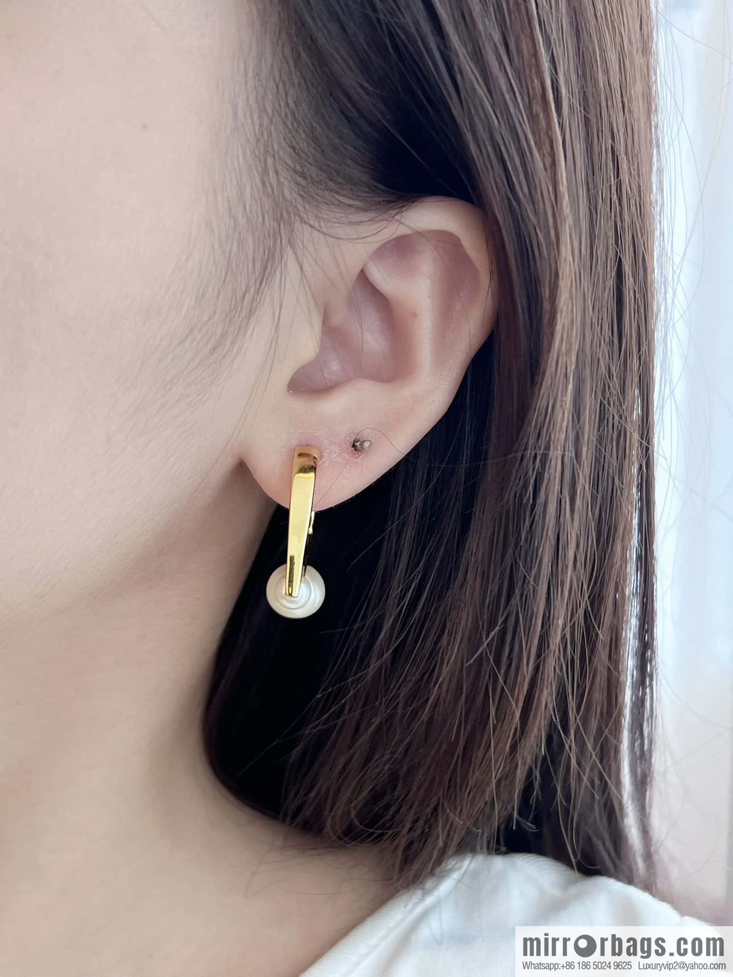 New ☑️ DIOR pearl stud earrings