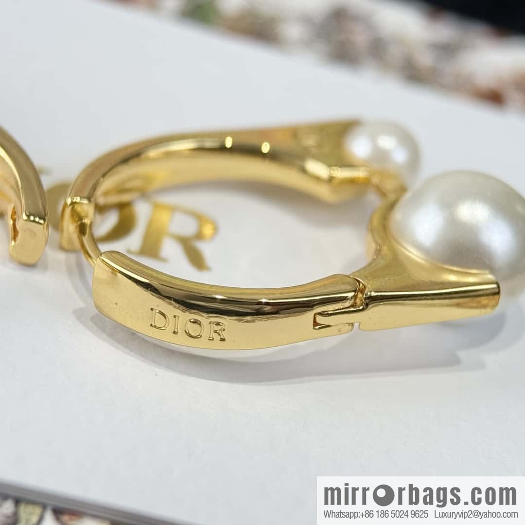 New ☑️ DIOR pearl stud earrings