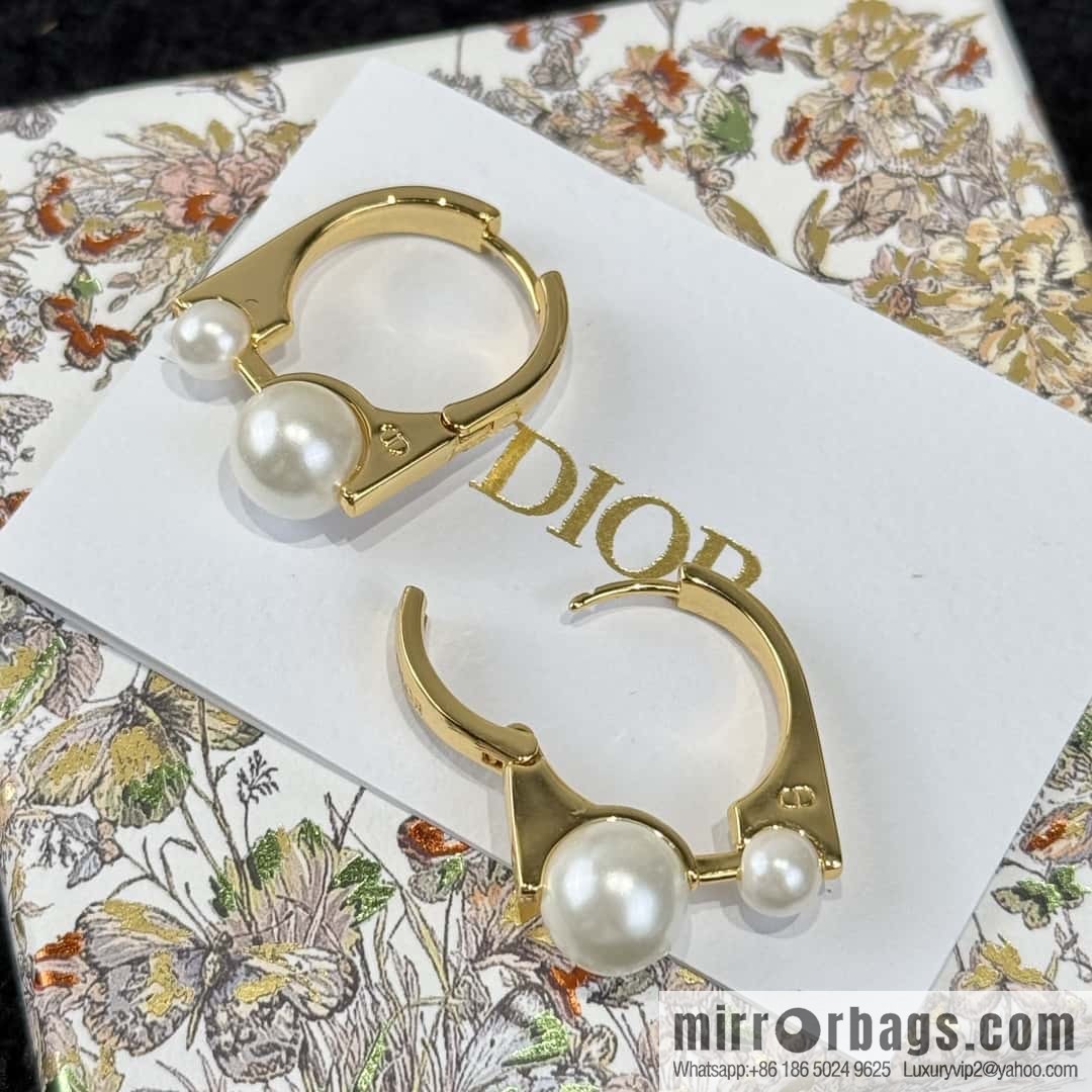New ☑️ DIOR pearl stud earrings