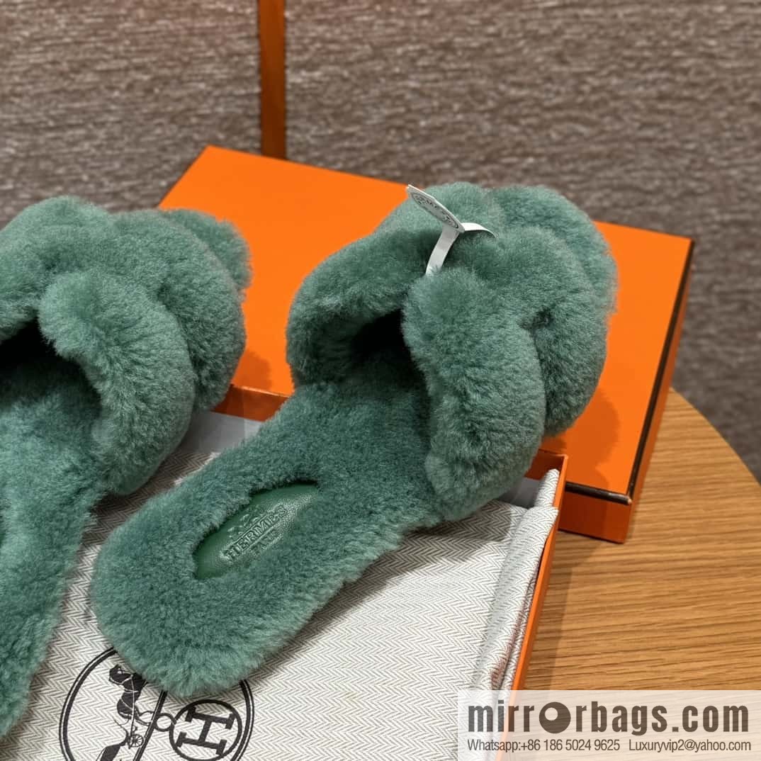 HERMES 181 Oran sandals, green/Green woolskin