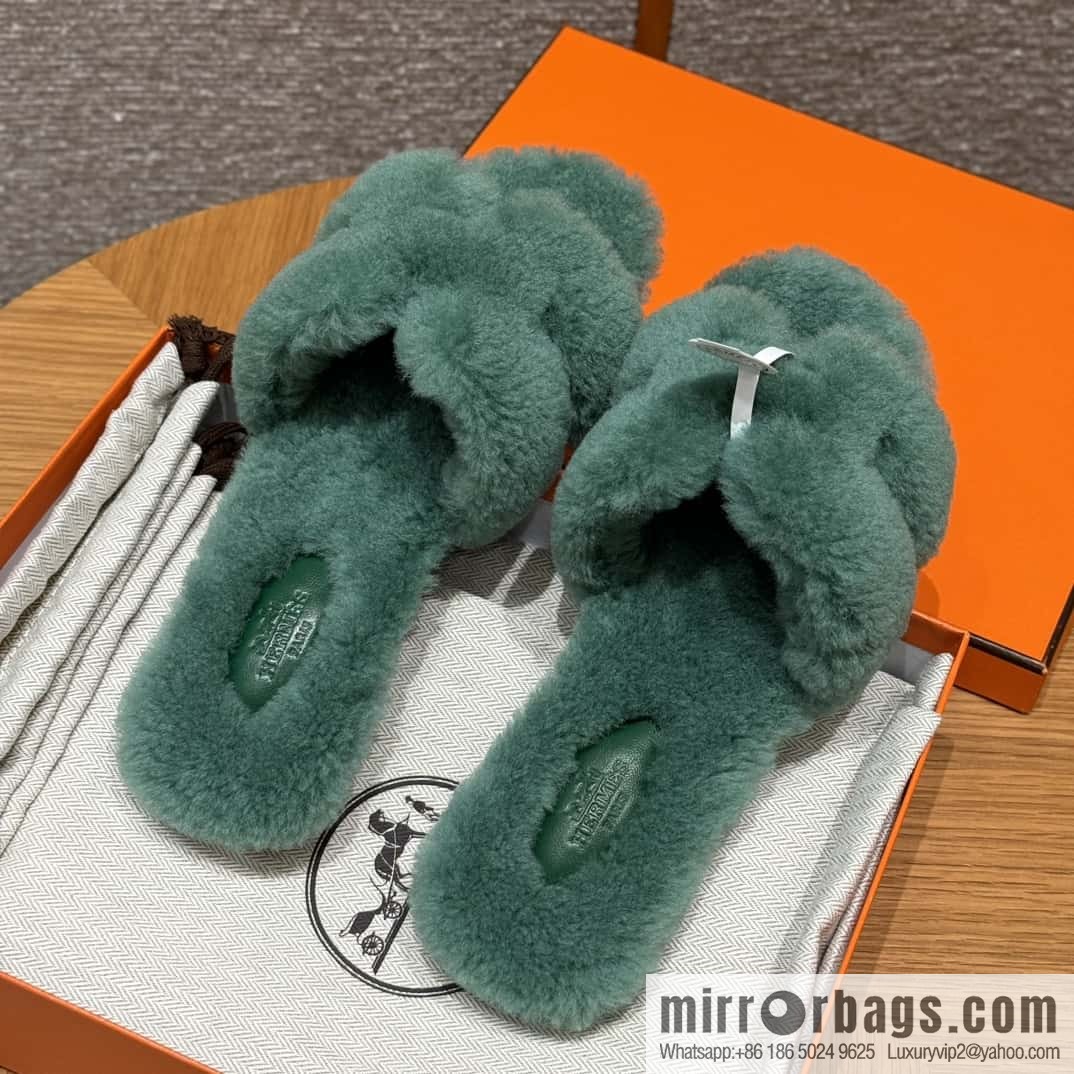 HERMES 181 Oran sandals, green/Green woolskin